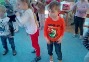 Dzieci tańczą naśladując taniec elfów